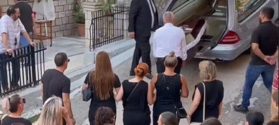 Αμφιλοχία: Θρήνος στην κηδεία της 36χρονης που δολοφονήθηκε από τον πρώην σύζυγό της (ΒΙΝΤΕΟ)