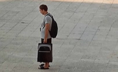 Περίεργο περιστατικό – Τουρίστας “κοκκάλωσε” για ώρες στο κέντρο της Λαμίας (ΒΙΝΤΕΟ)