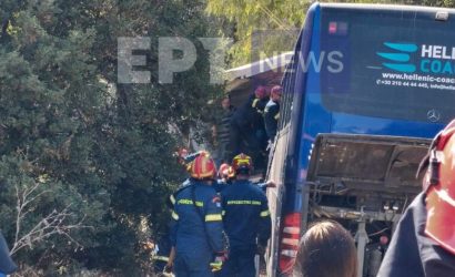 Ενας νεκρός και δύο τραυματίες σε σύγκρουση λεωφορείου με φορτηγό στην Κέρκυρα (ΒΙΝΤΕΟ)