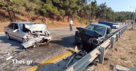 Θεσσαλονίκη: Μετωπική σύγκρουση στον κόμβο Νεάπολης- Τρεις τραυματίες, έκλεισε ο δρόμος