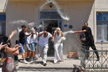 Viral ο γάμος στην Λήμνο – Τους πέταξαν ρύζι, μακαρόνι κοφτό και… σκυλοτροφή (ΒΙΝΤΕΟ)