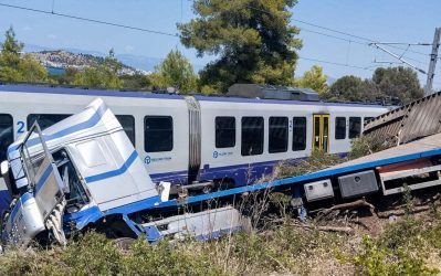 Φορτηγό συγκρούστηκε με τρένο: Δύο παιδιά κι ένας ενήλικας τραυματίστηκαν (ΒΙΝΤΕΟ)