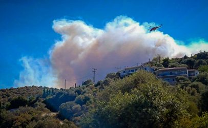 Φωτιά στην Εύβοια: Μεγάλη αναζωπύρωση στο Αφράτι – Ανετράπη σε χαράδρα πυροσβεστικό όχημα