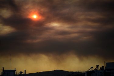 Φωτιά στην Εύβοια: Κάλυψε τον ουρανό της Αθήνας ο καπνός από τις φλόγες (ΦΩΤΟ)