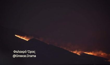 Δράμα: Απίστευτη νυχτερινή εικόνα από drone από τη φωτιά που κατακαίει το Φαλακρό για 5η ημέρα (ΒΙΝΤΕΟ)