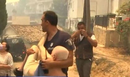 Φωτιά στην Πάτρα: Συγκλονιστικές εικόνες από την απομάκρυνση ηλικιωμένου άνδρα (ΒΙΝΤΕΟ)