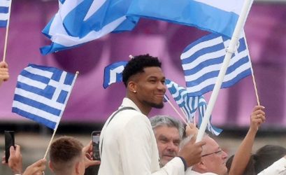 Ολυμπιακοί Αγώνες: Υπερήφανος σημαιοφόρος ο Γιάννης Αντετοκούνμπο – «Η μεγαλύτερη τιμή»