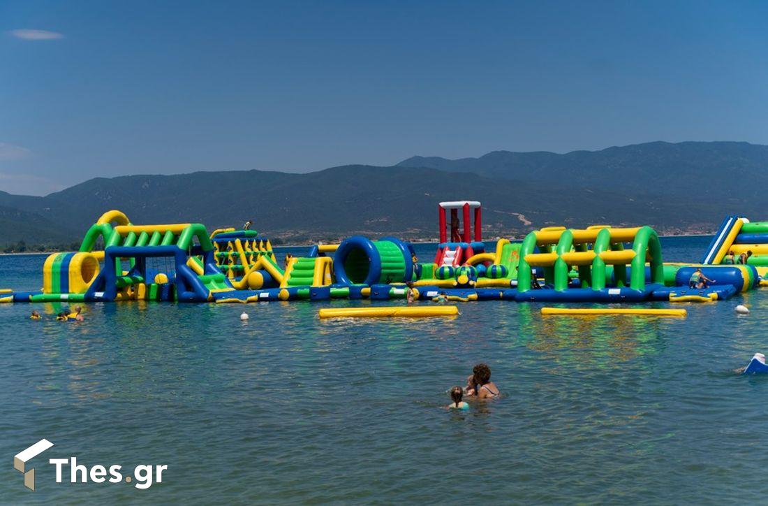 Sea Water Park παραλία Μηλιές Σταυρός Θεσσαλονίκη φουσκωτά παιχνίδια στη θάλασσα