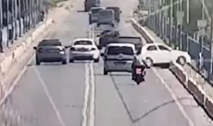 Τουρκία: Σοκαριστικό βίντεο με αυτοκίνητο να πέφτει από γέφυρα – Νεκρή τετραμελής οικογένεια
