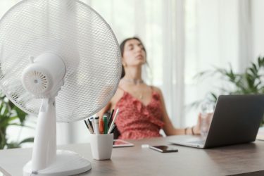 ζέστη γυναίκα ανεμιστήρας