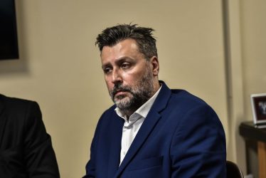 Η ΟΙΕΛΕ καταγγέλλει ότι ο Καλλιάνος είναι ιδιοκτήτης παράνομου κέντρου μελέτης