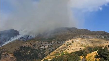 Αγωνία για τη φωτιά στο Παγγαίο – Στη μάχη πυροσβέστες, εθελοντές και εναέρια μέσα (ΒΙΝΤΕΟ & ΦΩΤΟ)