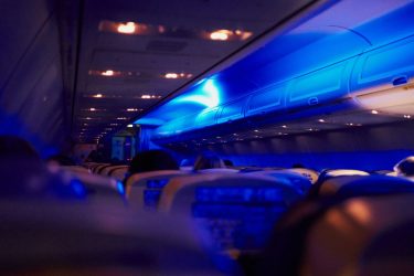 Δεν φαντάζεστε για ποιον λόγο χαμηλώνουν τα φώτα στην προσγείωση και την απογείωση των αεροπλάνων