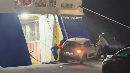 Ανδρος: Ελεύθερος ο καπετάνιος του πλοίου μετά το περιστατικό με το αυτοκίνητο που έμεινε στον… αέρα