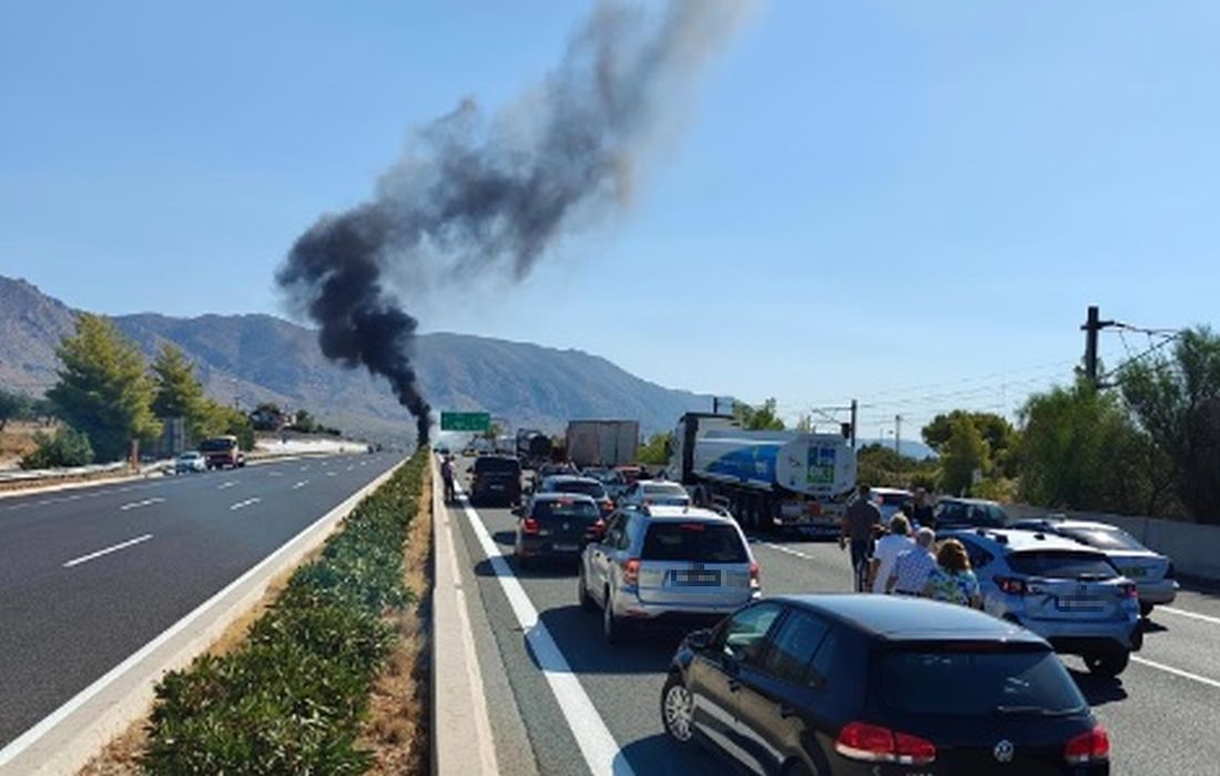 Φωτιά στην Αθηνών-Κορίνθου μετά από ανατροπή βυτιοφόρου