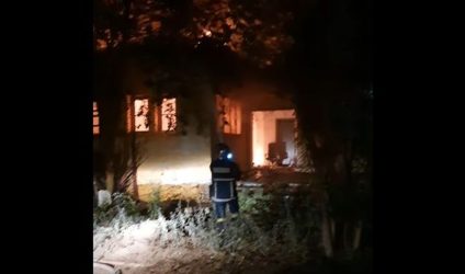Θεσσαλονίκη: Φωτιά σε εγκαταλελειμμένο κτήριο στο πρώην στρατόπεδο Καρατάσιου (ΒΙΝΤΕΟ)