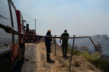 Δραματικές ώρες στην Αττική: Σκληρή μάχη με τις φλόγες και τις αναζωπυρώσεις δίνουν 670 πυροσβέστες (ΒΙΝΤΕΟ)