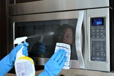 Για ποιον λόγο πρέπει να καθαρίζετε συχνά τον φούρνο μικροκυμάτων