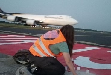 Γερμανία: Ακτιβιστές για το κλίμα μπλόκαραν τέσσερα αεροδρόμια και σταμάτησαν πτήσεις (ΒΙΝΤΕΟ)