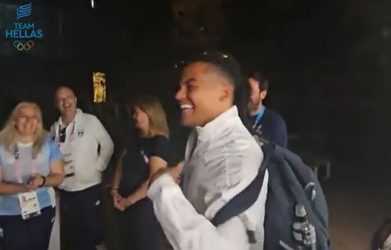 Η αποθεωτική υποδοχή του Καραλή στο Ολυμπιακό Χωριό μετά την κατάκτηση του χάλκινου μεταλλίου (ΒΙΝΤΕΟ)