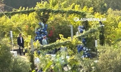 Αντάλλαξαν όρκους αγάπης στα Χανιά ο Στέφανος Κασσελάκης και ο Τάιλερ Μακμπέθ (ΒΙΝΤΕΟ)