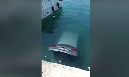 Καβάλα: Αυτοκίνητο έκανε…. βουτιά στον λιμένα των Ελευθερών (ΒΙΝΤΕΟ)