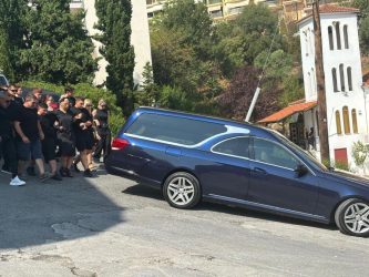 Σπαρακτικό το τελευταίο “αντίο” στον 19χρονο που σκοτώθηκε σε λούνα παρκ στο Πευκοχώρι
