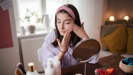 Skincare: Ποια συστατικά μπορείς να χρησιμοποιείς στο πρόσωπό σου ανάλογα με την ηλικία σου