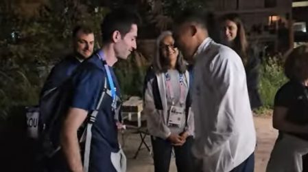 Ολυμπιακοί Αγώνες 2024: Η θερμή υποδοχή του Τεντόγλου από την ελληνική αποστολή στο Ολυμπιακό Χωριό (ΒΙΝΤΕΟ)