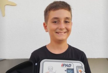 Χαλκιδική: Συγκινητική κίνηση από τον 10χρονο Χάρη που δώρισε έναν απινιδωτή στο Πολύχρονο 