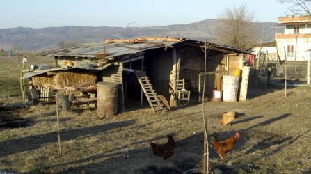 Ζει σε κοτέτσι για να μη βλέπει τη γυναίκα και την κόρη του – Απείλησε να τις… θάψει