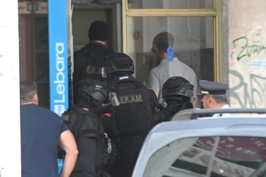 Συνελήφθη ο αλλοδαπός που απειλούσε επί ώρες να αυτοκτονήσει στην Αχαρνών (ΦΩΤΟ)