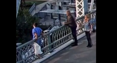 Βίντεο δείχνει τον Τζον Μπον Τζόβι να σώζει γυναίκα που ετοιμαζόταν να πηδήξει από γέφυρα