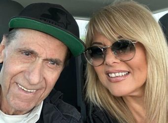 “Εφυγε” ο τραγουδιστής Κώστας Καρουσάκης σε ηλικία 80 ετών