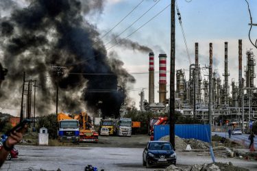 Τρεις εργαζόμενοι τραυματίες από τη φωτιά στην Motor Oil (ΒΙΝΤΕΟ)