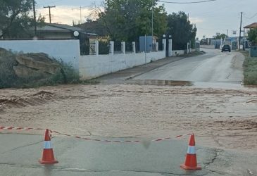 Χαλκιδική: Υπερχείλισε χείμαρρος στο δρόμο Μουδανιά – Καλλικράτεια
