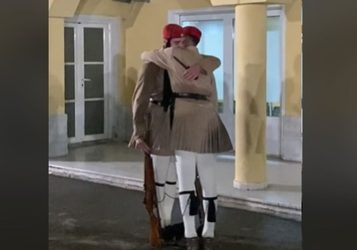 Αποχαιρέτησε συγκινημένος την Προεδρική Φρουρά ο Εύζωνας που δάκρυσε στην τελευταία υπηρεσία του