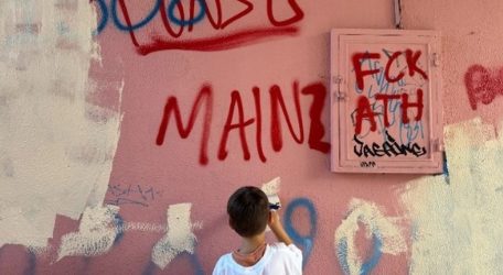 Θεσσαλονίκη: Στη "μάχη" της μουτζούρας ρίχτηκαν εθελοντές και δήμος