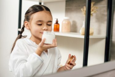 Ανησυχία στο TikTok με κορίτσια να φορούν αντιρυτιδικές κρέμες από το Δημοτικό (ΒΙΝΤΕΟ)