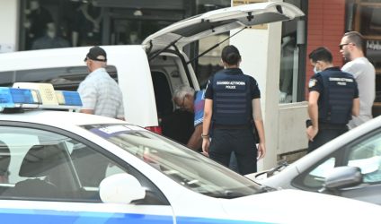 Η αδελφή του ομολόγησε πως σκότωσε τον 46χρονο στη Νέα Σμύρνη – “Μου ζήτησε νερό, τσακωθήκαμε”