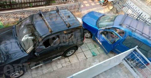 Θεσσαλονίκη: 50χρονος έσπασε με τσεκούρι τα αυτοκίνητα γειτόνων του επειδή νόμιζε ότι έβαλαν κάμερες στο σπίτι του