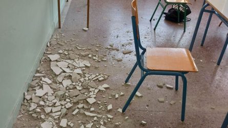 Θεσσαλονίκη: Αναστάτωση σε σχολική αίθουσα – Επεσαν σοβάδες εν ώρα μαθήματος (ΒΙΝΤΕΟ & ΦΩΤΟ)