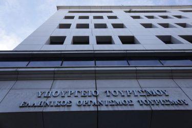 Αντιδράσεις στη Βουλή για τα χαλιά στο υπουργείο Τουρισμού – “Κανείς δεν μπορεί να συμπεριφέρεται έτσι με το δημόσιο χρήμα”