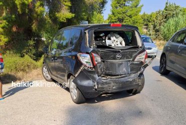 Χαλκιδική: Καραμπόλα πέντε οχημάτων στην επαρχιακή οδό Σιθωνίας (ΦΩΤΟ)