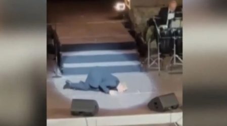 Ο Τάκης Ζαχαράτος γονάτισε και φίλησε τη σκηνή που κατέρρευσε η Μαρινέλλα