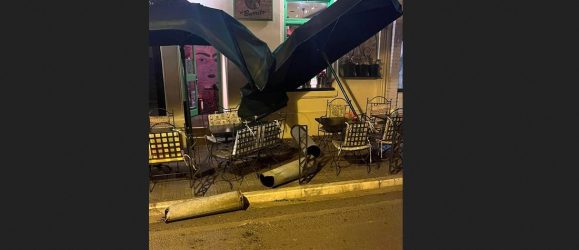 Θεσσαλονίκη: Φουγάρο ξεκόλλησε από ταράτσα κι έπεσε σε τραπεζοκαθίσματα (ΒΙΝΤΕΟ & ΦΩΤΟ)