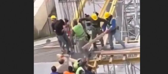 Απίστευτο ξύλο ανάμεσα σε εργάτες που δουλεύουν στο γήπεδο της Μπαρτσελόνα (ΒΙΝΤΕΟ)