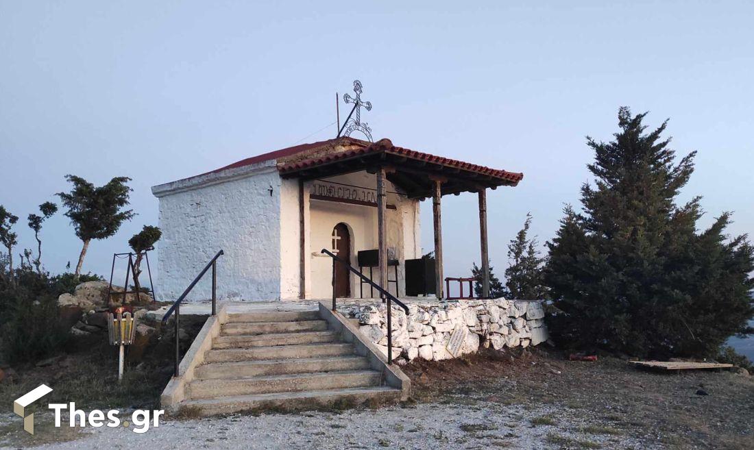 Το παρεκκλήσι του Προφήτη Ηλία πάνω από τα Βασιλικά από όπου απογειώθηκε ο 40χρονος με το αλεξίπτωτο πλαγιάς
