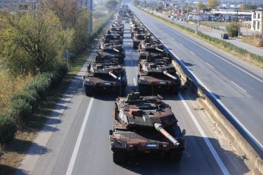 Θεσσαλονίκη: Εντυπωσιακές εικόνες από τη δοκιμαστική παρέλαση των μηχανοκίνητων μέσων
