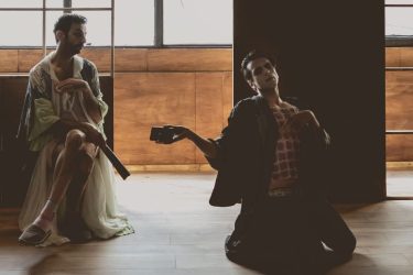 Άκη Δήμου «Μάθε με να φεύγω» σε σκηνοθεσία Γιάννη Σκουρλέτη στο θέατρο «Αυλαία»